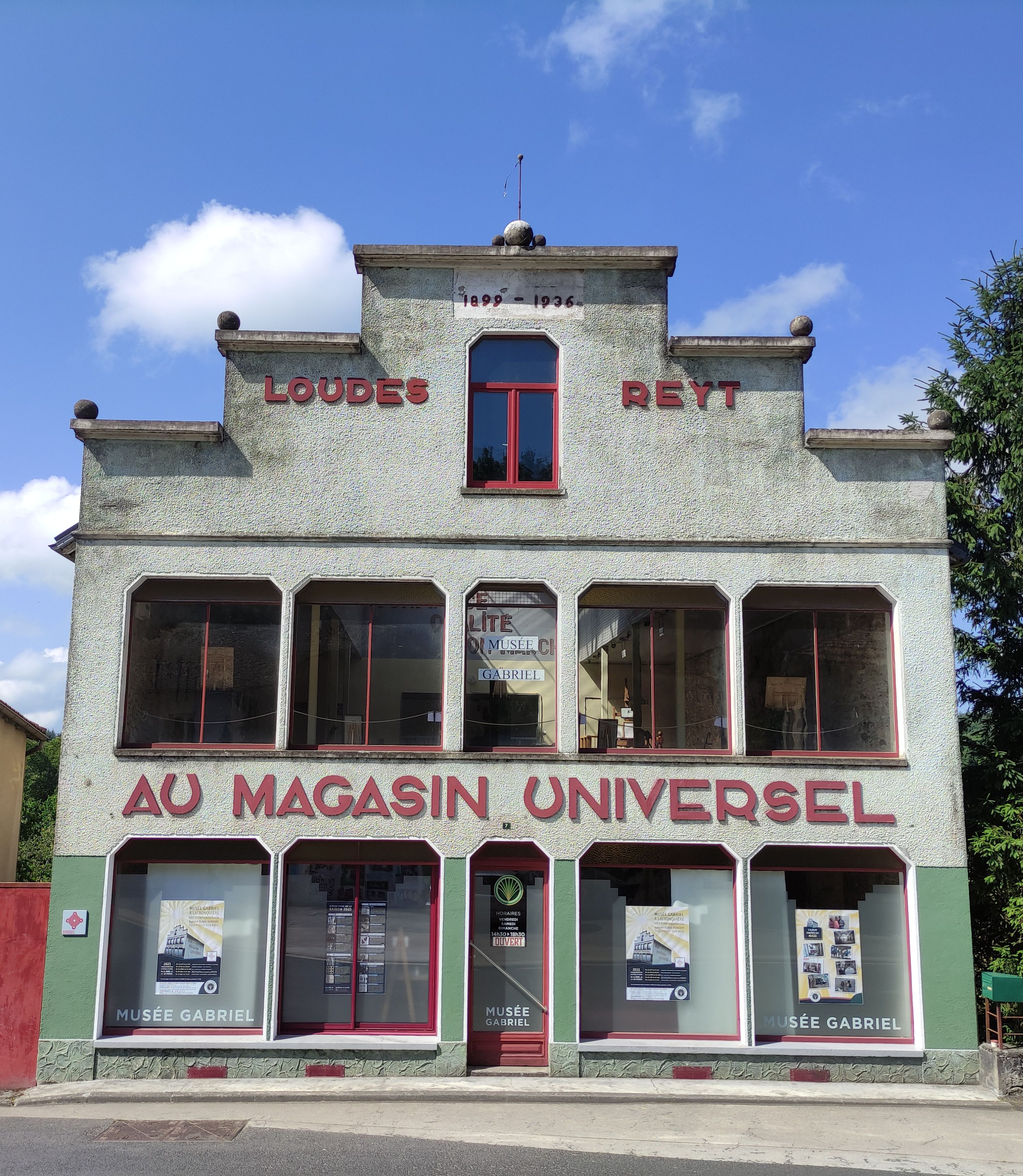 La façade art déco du musée: Au Magasin Universel