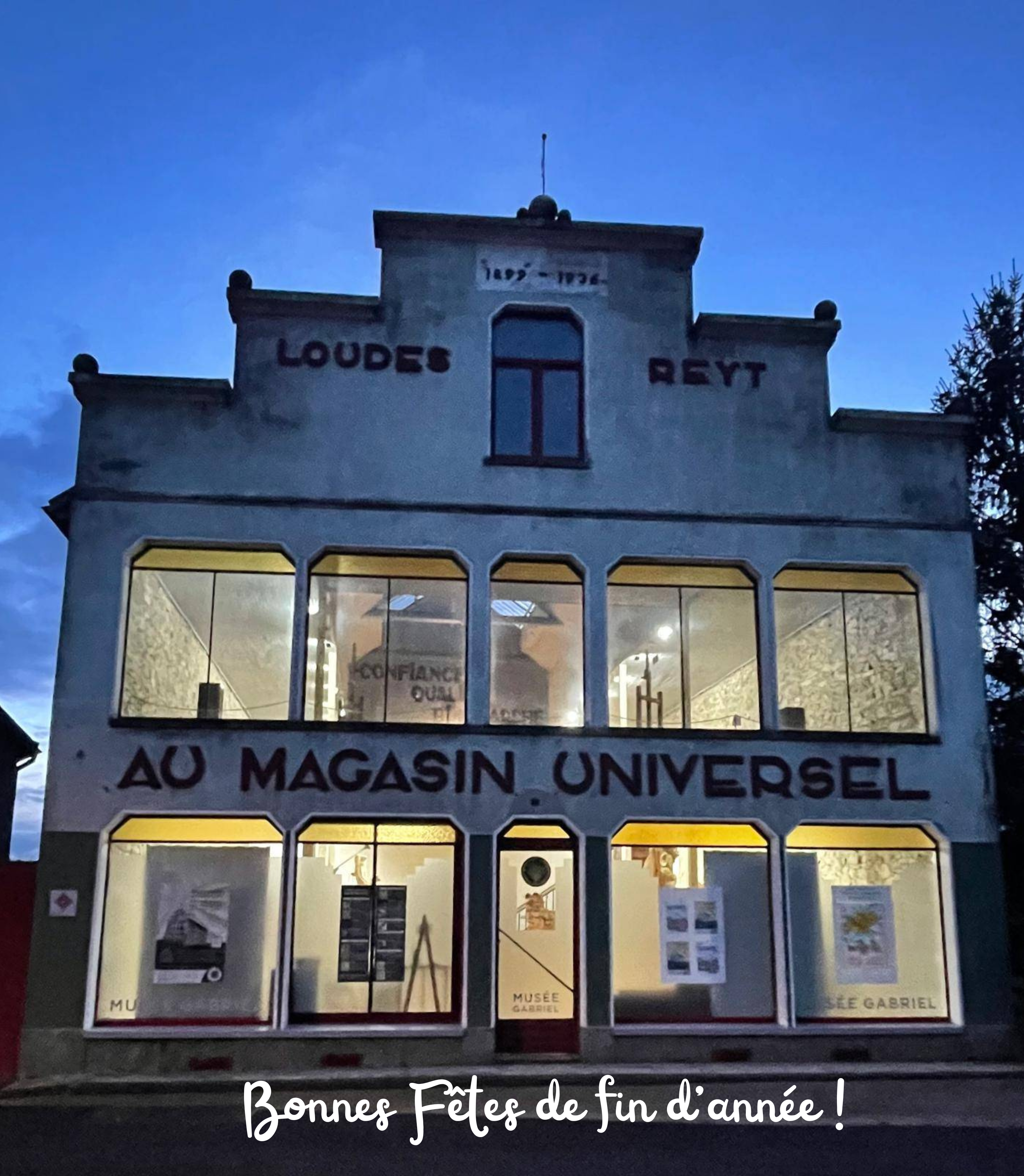 La façade art déco du musée: Au Magasin Universel